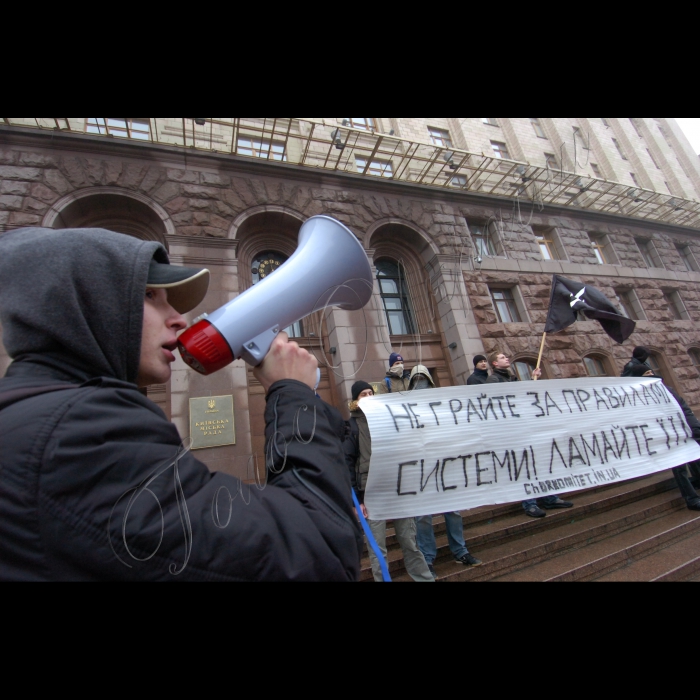 25 грудня 2009 громадська ініціатива «Чорний Комітет» провела пікетування Київради, в ході якого буде перекрито вхід чиновників до будівлі. Акція  присвячена скасуванню проїзних квитків на метро, а також черговій спробі підвищити вартість проїзду в громадському транспорті Києва.