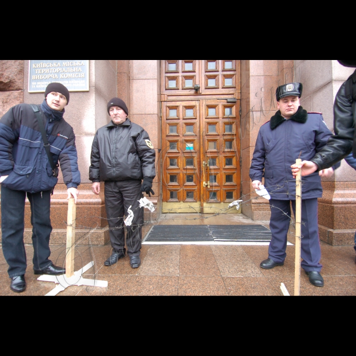 25 грудня 2009 громадська ініціатива «Чорний Комітет» провела пікетування Київради, в ході якого буде перекрито вхід чиновників до будівлі. Акція  присвячена скасуванню проїзних квитків на метро, а також черговій спробі підвищити вартість проїзду в громадському транспорті Києва.