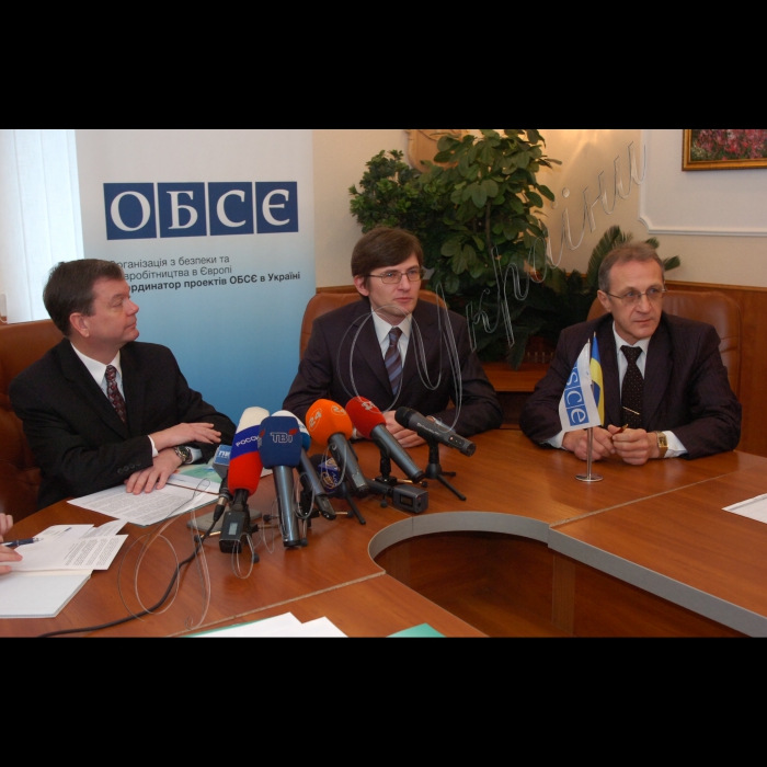 28 грудня 2009 прес-конференція з нагоди початку першого з 800 тренінгів для членів виборчих комісій на прикладі ОВК територіального виборчого округу № 220. Старший співробітник проектів Координатора проектів ОБСЄ в Україні Рене Бібо, заступник голови ЦВК Андрій Магера, член ЦВК Олександр Чупахін.