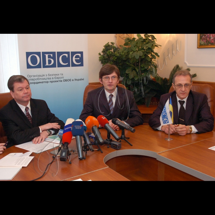 28 грудня 2009 прес-конференція з нагоди початку першого з 800 тренінгів для членів виборчих комісій на прикладі ОВК територіального виборчого округу № 220. Старший співробітник проектів Координатора проектів ОБСЄ в Україні Рене Бібо, заступник голови ЦВК Андрій Магера, член ЦВК Олександр Чупахін.