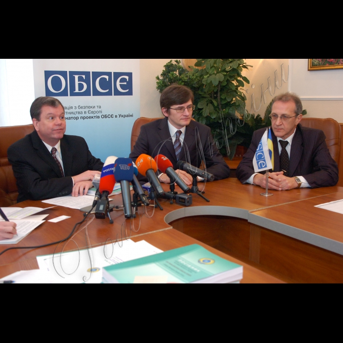 28 грудня 2009 прес-конференція з нагоди початку першого з 800 тренінгів для членів виборчих комісій на прикладі ОВК територіального виборчого округу № 220. Старший співробітник проектів Координатора проектів ОБСЄ в Україні Рене Бібо, заступник голови ЦВК Андрій Магера, член ЦВК Олександр Чупахін.