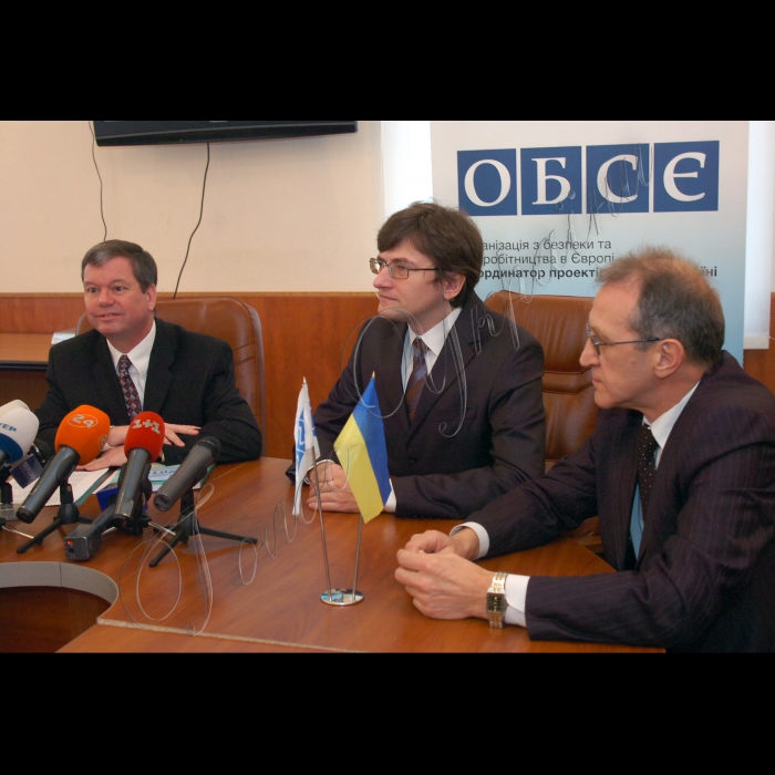 28 грудня 2009 прес-конференція з нагоди початку першого з 800 тренінгів для членів виборчих комісій на прикладі ОВК територіального виборчого округу № 220. Старший співробітник проектів Координатора проектів ОБСЄ в Україні Рене Бібо, заступник голови ЦВК Андрій Магера, член ЦВК Олександр Чупахін.