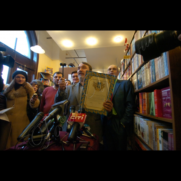 14 січня 2010 акція, організована книгарнею “Сяйво” - “Продається будинок Київської міської
держадміністрації”. Аукціон відбувся у приміщенні книгарні “Сяйво”. Ведучі заходу -  Брати Капранови. Гроші, виручені на аукціоні з продажу будівлі КМДА, буде направлено на закупівлю книжок для київських бібліотек.