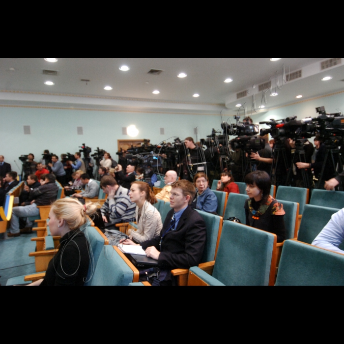 18 січня 2010 брифінг Голови ЦВК Володимира Шаповала за попередніми результатами виборів Президента. Мітинг прихильників Партії регіонів біля ЦВК.