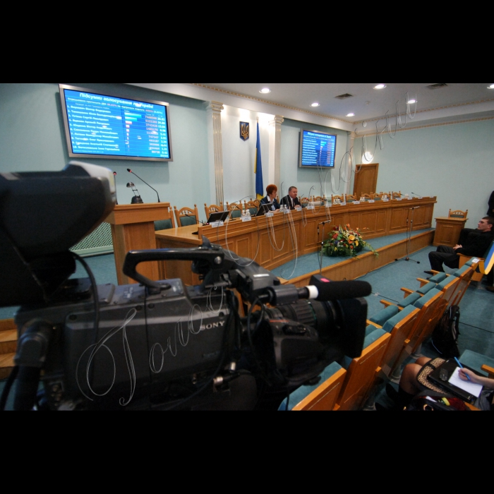 18 січня 2010 брифінг Голови ЦВК Володимира Шаповала за попередніми результатами виборів Президента. Мітинг прихильників Партії регіонів біля ЦВК.