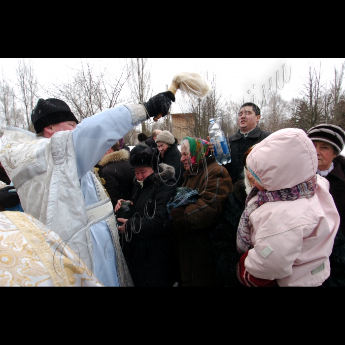 19 січня 2010 на території козацького селища «Мамаєва Слобода» в м. Києві відбулося свято Водохреща. - Благословення настоятеля церкви о. Романа всіх бажаючих зануритися в ополонку.