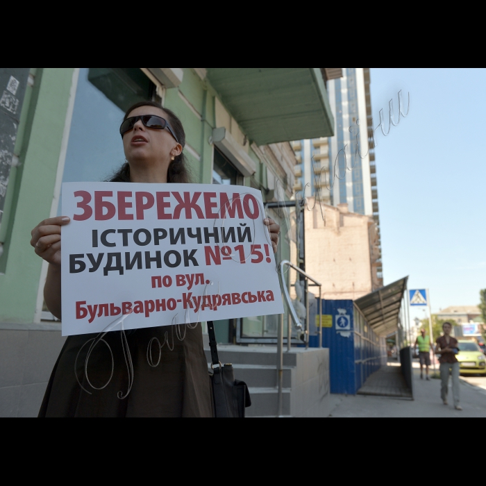 5 серпня 2016 відбулась акція «За історичний Київ!», за збереження історичних будинків, та проти забудови поруч з ними на місці Сінного ринку 14-ти поверхівок. Забудовник робить спробу перерити двір історичного будинку для прокладання труб і початку забудови на вул. Бульварно-Кудрявська, 15 а, що може привести до пошкодження і руйнування історичного будинку вул. Бульварно-Кудрявська, 15. Жителі і активісти вийдуть на протест проти будівництва поруч будинків. Организатор – ГО «Барви життя».