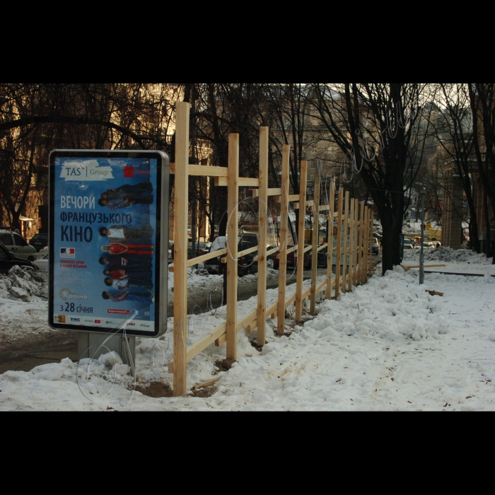26 січня 2010 Київ. Розібраний паркан на місці спроби будівництва паркінгу на вул. Прорізній.