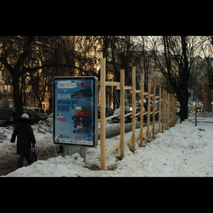 26 січня 2010 Київ. Розібраний паркан на місці спроби будівництва паркінгу на вул. Прорізній.