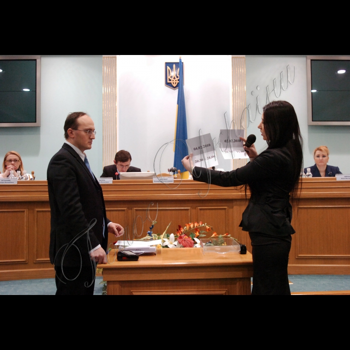 28 січня 2010 засідання Центральної виборчої комісії.
На ньому відбудеться жеребкування щодо:
- черговості надання кандидатам на пост Президента України, включеним до виборчого бюлетеня для повторного голосування, ефірного часу на державних загальнонаціональних теле-, радіоканалах для здійснення передвиборної агітації перед повторним голосуванням із виборів Президента України 7 лютого 2010 року за рахунок і в межах коштів державного бюджету України, виділених на підготовку та проведення виборів Президента України;
- черговості надання кандидатам на пост Президента України, включеним до виборчого бюлетеня для повторного голосування, друкованих площ у газетах 