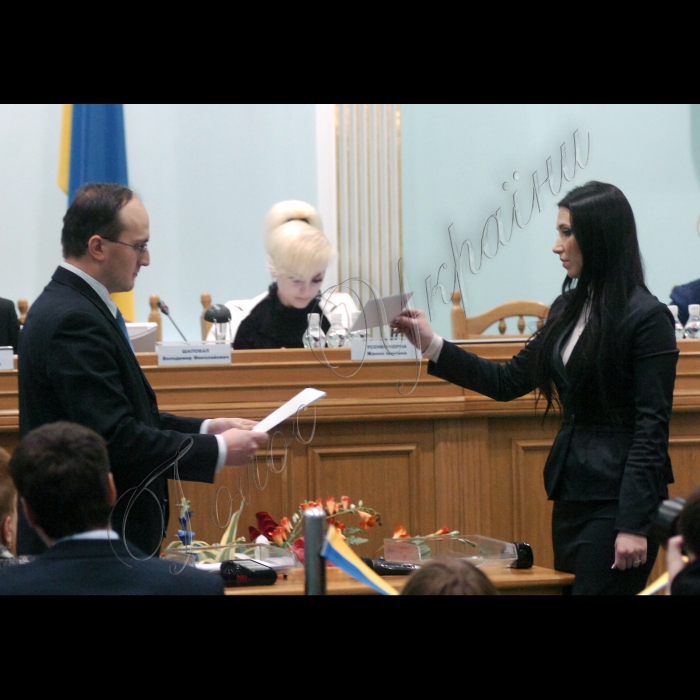 28 січня 2010 засідання Центральної виборчої комісії.
На ньому відбудеться жеребкування щодо:
- черговості надання кандидатам на пост Президента України, включеним до виборчого бюлетеня для повторного голосування, ефірного часу на державних загальнонаціональних теле-, радіоканалах для здійснення передвиборної агітації перед повторним голосуванням із виборів Президента України 7 лютого 2010 року за рахунок і в межах коштів державного бюджету України, виділених на підготовку та проведення виборів Президента України;
- черговості надання кандидатам на пост Президента України, включеним до виборчого бюлетеня для повторного голосування, друкованих площ у газетах 