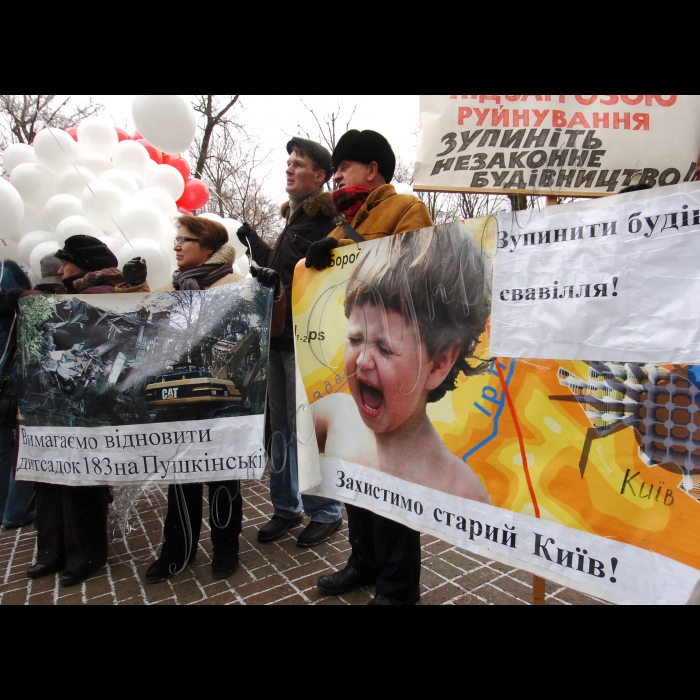 28 січня 2010 мітинг біля КМУ, присвячений проблемі знищення історичного центру Києва. Мета: змусити уряд вжити негайних заходів для оголошення постановою Кабінету Міністрів України мораторію на будівництво в центрі Києва і припинення незаконних забудов в охоронних зонах історичного центру, насамперед у буферних зонах об'єктів Всесвітньої спадщини ЮНЕСКО та інших охоронних зонах, зокрема Національного академічного театру російської драми імені Лесі Українки над ст. м. “Театральна”, Національного музею медицини України по вулиці Пирогова 2, Олександрівської (Жовтневої) лікарні.