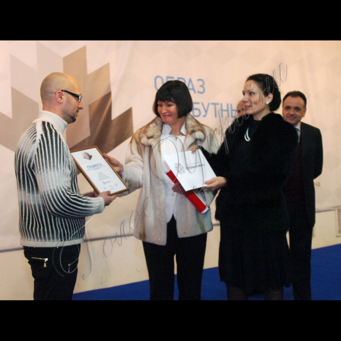 29 січня 2010 Київ, галерея «Лавра».
Громадська ініціатива «Спільна мета» провела Національний конкурс міської скульптури.
Нагородження переможців. Нагороджується Дмитро Ів за проект «Келих часу».