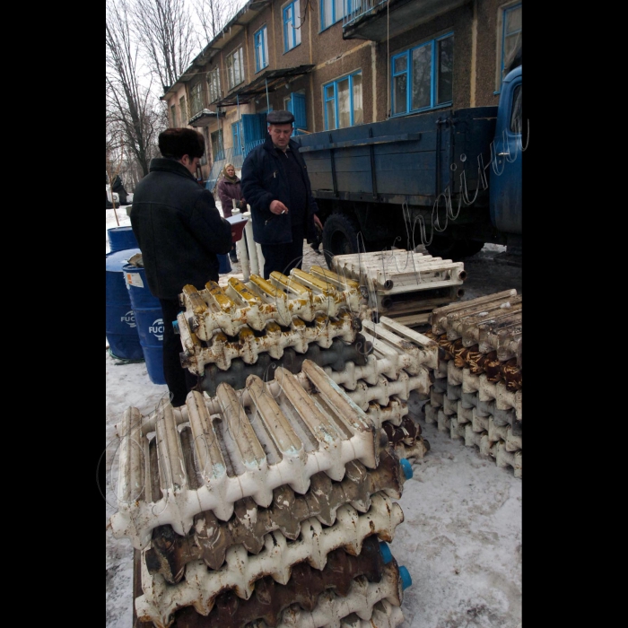 3 лютого 2010 ліквідація аварії тепломережі в місті Родинське Донецької області. 
У Родинському протягом тижня сталися дві великі аварії, що залишили городян без тепла.
(23 січня внаслідок виходу з ладу електричних кабелів зупинилися дві котельні. Це спричинило припинення подачі тепла до 102 багатоповерхових житлових будинків, дитсадків, шкіл та лікарні Родинського.
30 січня ввечері вийшли з ладу два електровводи, що живлять Родинське. У результаті без електрики залишилося все населення міста й зупинилося чотири котельні).