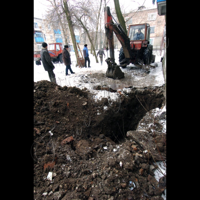 3 лютого 2010 ліквідація аварії тепломережі в місті Родинське Донецької області. 
У Родинському протягом тижня сталися дві великі аварії, що залишили городян без тепла.
(23 січня внаслідок виходу з ладу електричних кабелів зупинилися дві котельні. Це спричинило припинення подачі тепла до 102 багатоповерхових житлових будинків, дитсадків, шкіл та лікарні Родинського.
30 січня ввечері вийшли з ладу два електровводи, що живлять Родинське. У результаті без електрики залишилося все населення міста й зупинилося чотири котельні).
