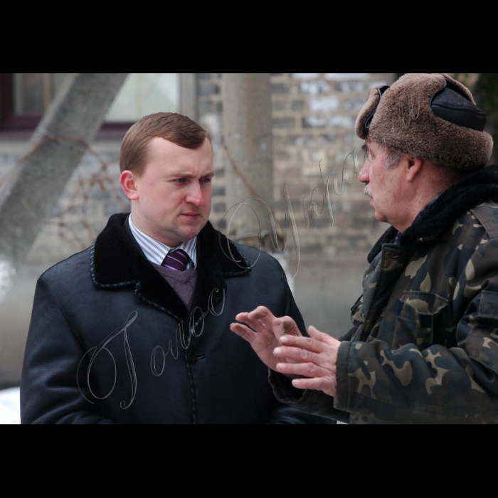 3 лютого 2010 ліквідація аварії тепломережі в місті Родинське Донецької області. 
У Родинському протягом тижня сталися дві великі аварії, що залишили городян без тепла.
(23 січня внаслідок виходу з ладу електричних кабелів зупинилися дві котельні. Це спричинило припинення подачі тепла до 102 багатоповерхових житлових будинків, дитсадків, шкіл та лікарні Родинського.
30 січня ввечері вийшли з ладу два електровводи, що живлять Родинське. У результаті без електрики залишилося все населення міста й зупинилося чотири котельні). Міський голова Красноармійська Андрій Ляшенко (ліворуч).