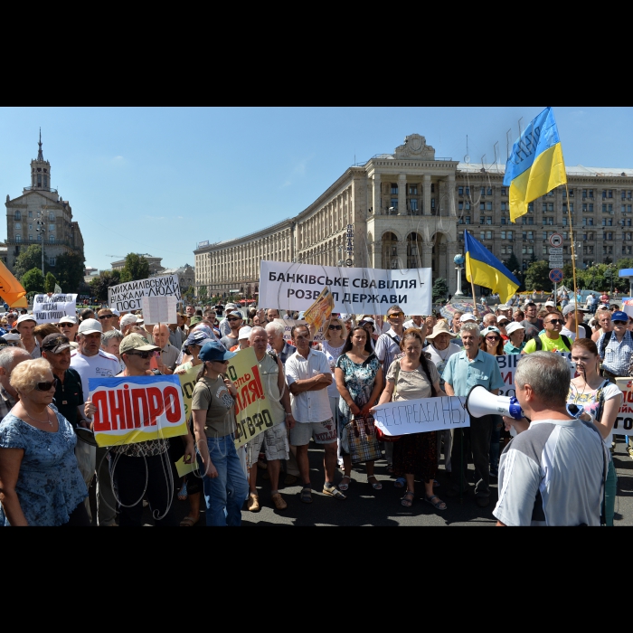 9 серпня 2016 Київ. Вкладники збанкрутілих банків, які вимагають повернути свої вклади, перекрили проїзд по Хрещатику.