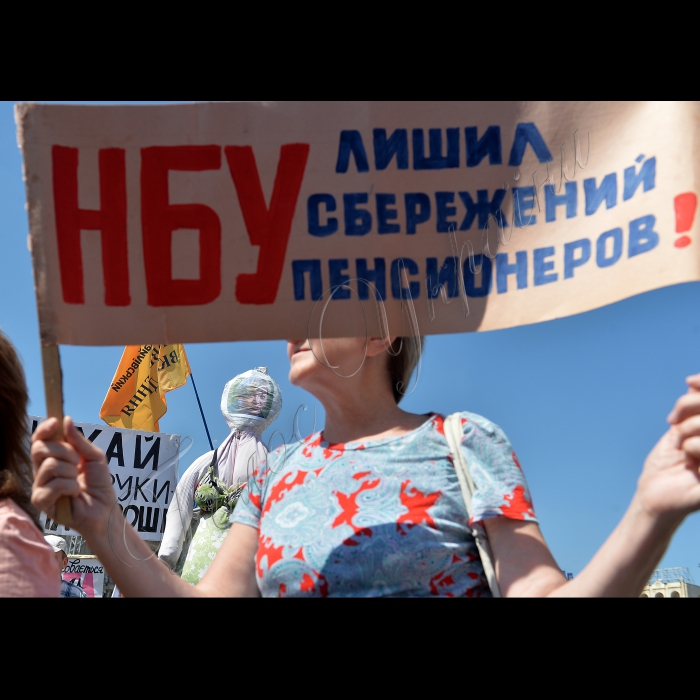 9 серпня 2016 Київ. Вкладники збанкрутілих банків, які вимагають повернути свої вклади, перекрили проїзд по Хрещатику.