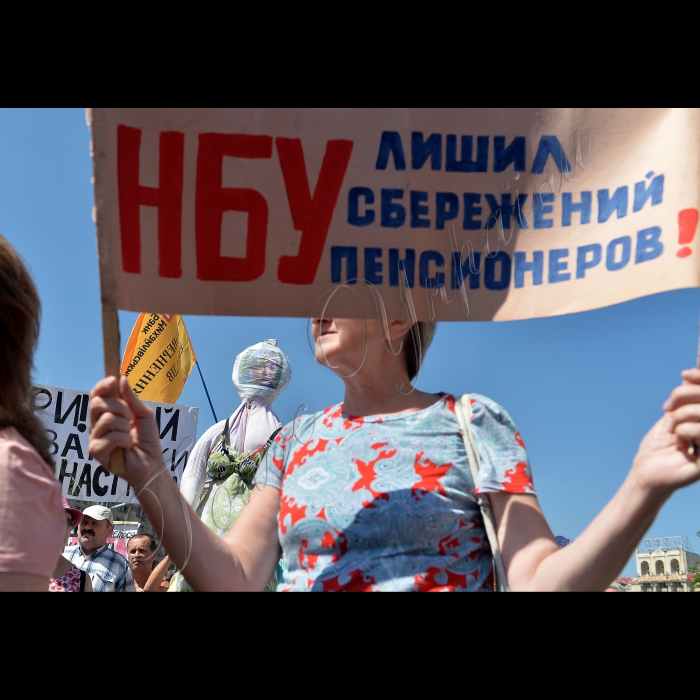 9 серпня 2016 Київ. Вкладники збанкрутілих банків, які вимагають повернути свої вклади, перекрили проїзд по Хрещатику.