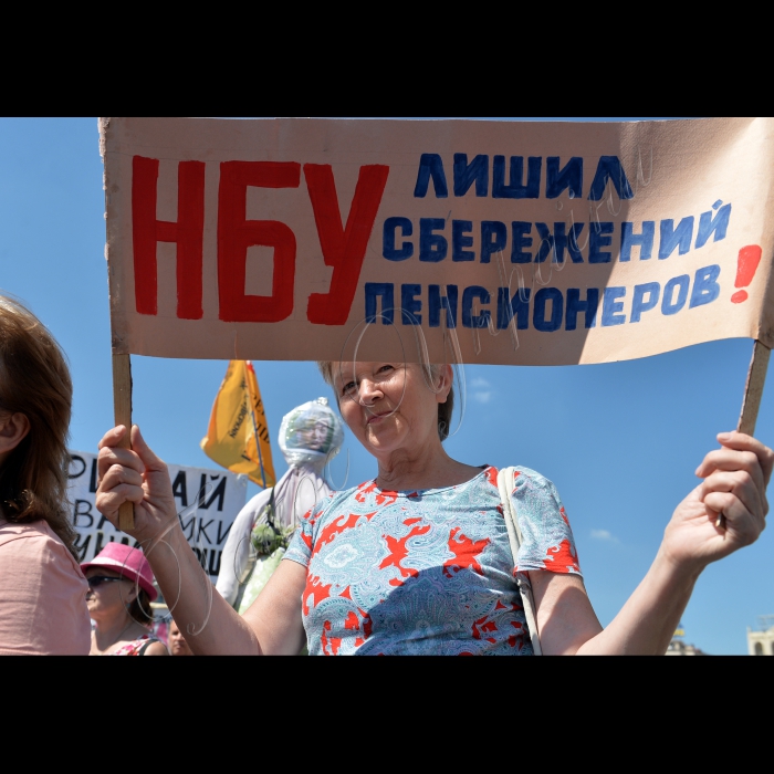 9 серпня 2016 Київ. Вкладники збанкрутілих банків, які вимагають повернути свої вклади, перекрили проїзд по Хрещатику.