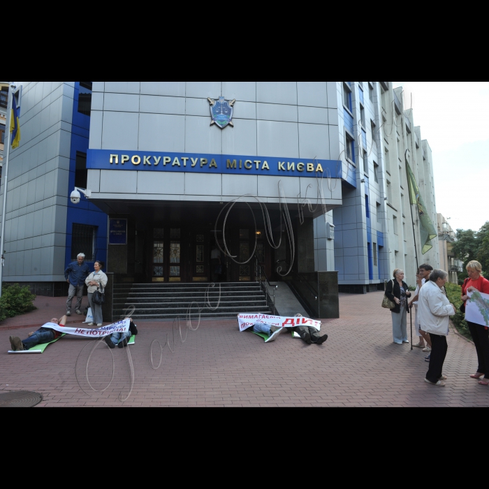 15 серпня 2016 біля прокуратури м. Києва пройшов лежачий пікет «Лежача прокуратура народу не потрібна!» проти незаконної забудови по вул. Глибочицька, 73–77. Організатором акції виступило громадське об’єднання «Кияни, об’єднуємось». 