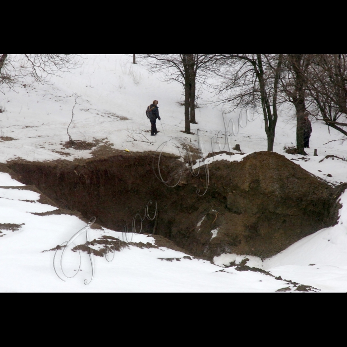 4 лютого 2010 Донецька область, місто Шахтарськ. Незаконні шахти-копанки.