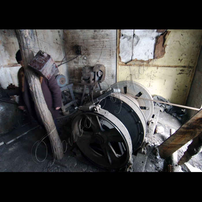 4 лютого 2010 Донецька область, місто Шахтарськ. Незаконні шахти-копанки.
