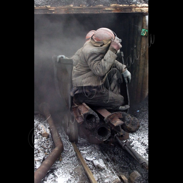 4 лютого 2010 Донецька область, місто Шахтарськ. Незаконні шахти-копанки.