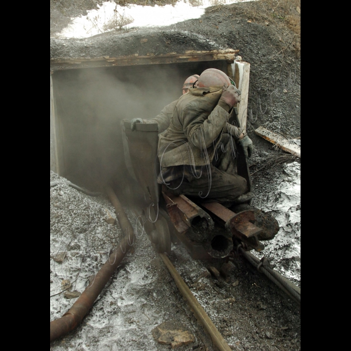 4 лютого 2010 Донецька область, місто Шахтарськ. Незаконні шахти-копанки.