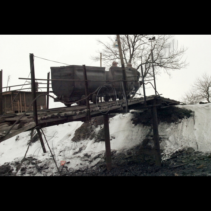 4 лютого 2010 Донецька область, місто Шахтарськ. Незаконні шахти-копанки.