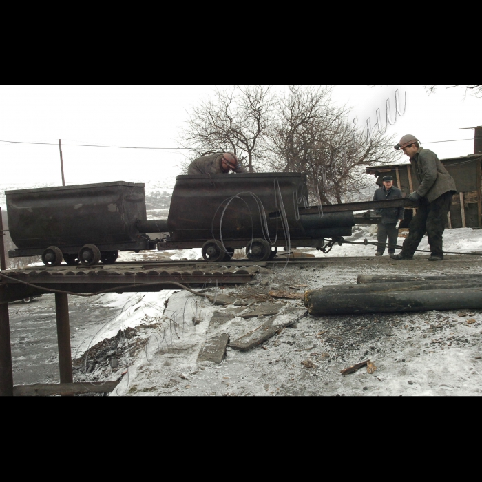 4 лютого 2010 Донецька область, місто Шахтарськ. Незаконні шахти-копанки.