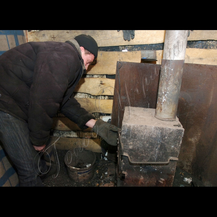4 лютого 2010 Донецька область, місто Шахтарськ. Незаконні шахти-копанки.