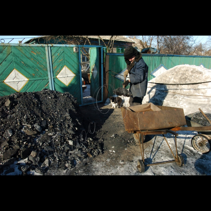 4 лютого 2010 Донецька область, місто Шахтарськ. Незаконні шахти-копанки.