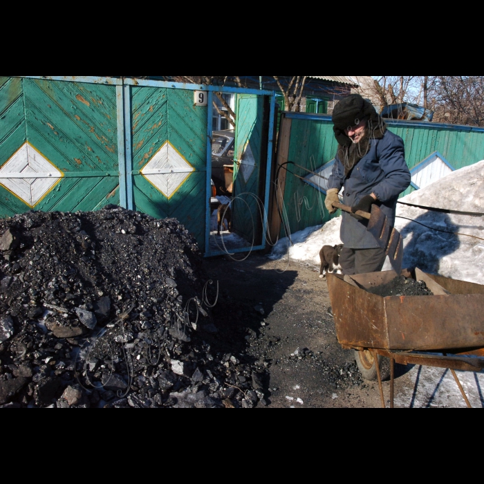 4 лютого 2010 Донецька область, місто Шахтарськ. Незаконні шахти-копанки.