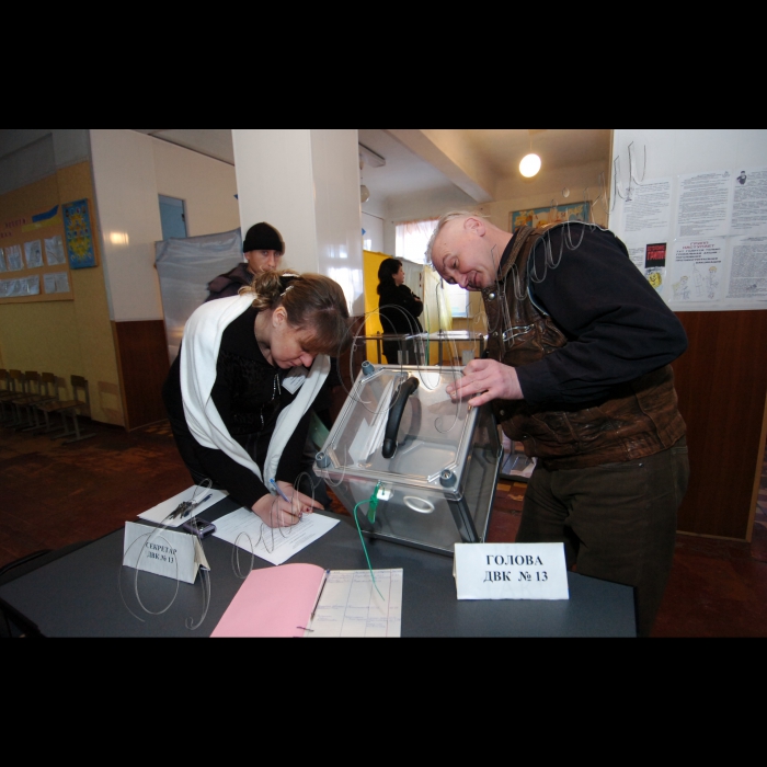 7 лютого 2010 другий тур виборів Президента України.
Донецька область, місто Шахтарськ.