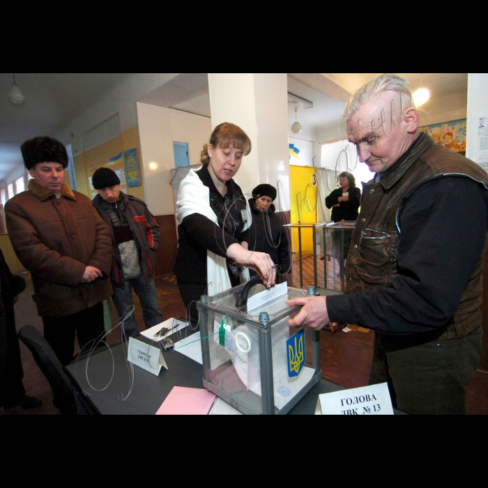 7 лютого 2010 другий тур виборів Президента України.
Донецька область, місто Шахтарськ.
