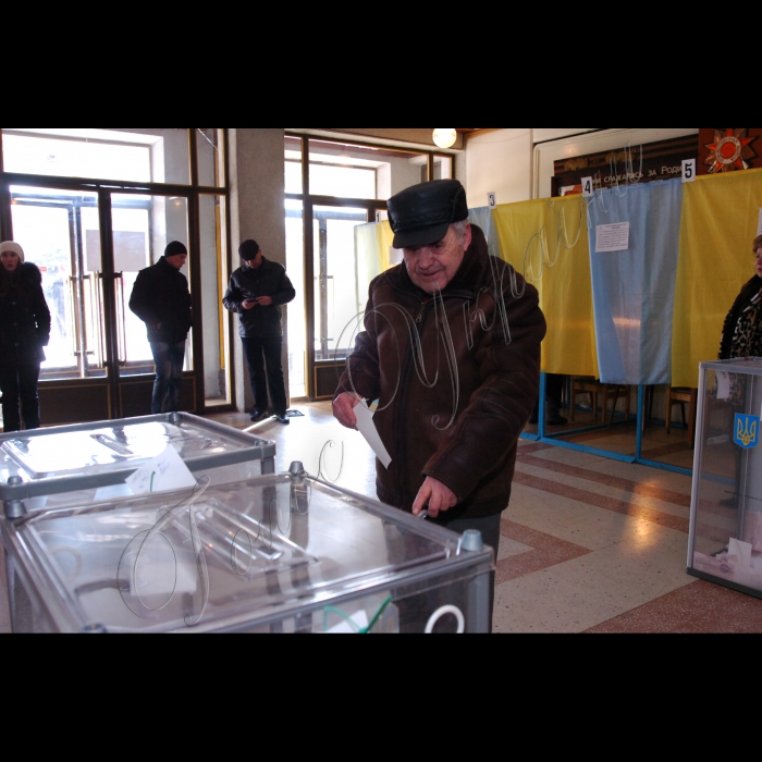 7 лютого 2010 другий тур виборів Президента України.
Донецька область, місто Шахтарськ.