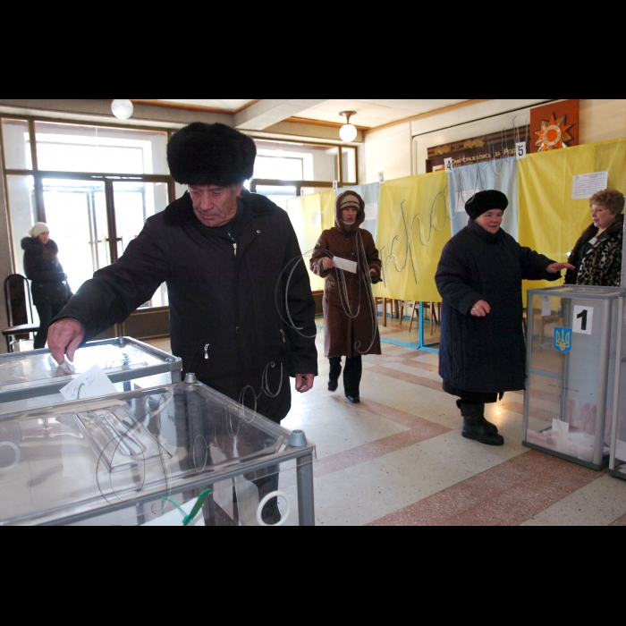 7 лютого 2010 другий тур виборів Президента України.
Донецька область, місто Шахтарськ.