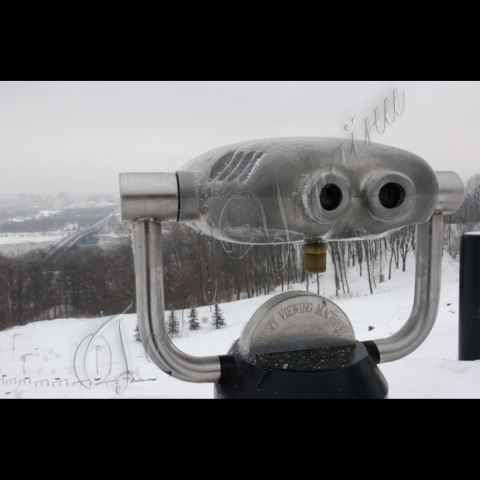 10 лютого 2010 у Києві на оглядових майданчиках біля арки Дружби народів та неподалік пам’ятника жертвам Голодомору з’явилися три спеціальні установки - підзорні труби, які дають змогу киянам та гостям столиці детально роздивитися сучасну панораму стародавнього міста.
