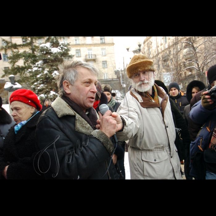 10 лютого 2010 акція мешканців Прорізної проти будівництва на цій вулиці.
Прокуратура Києва опротестувала рішення Київради про передачу в оренду ТОВ 