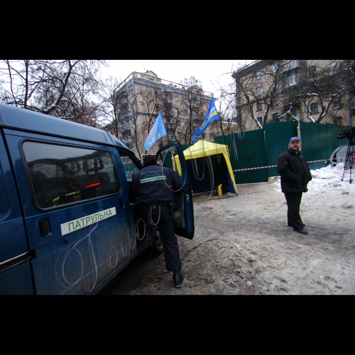 10 лютого 2010 акція мешканців Прорізної проти будівництва на цій вулиці.
Прокуратура Києва опротестувала рішення Київради про передачу в оренду ТОВ 