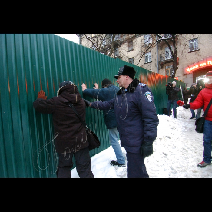 10 лютого 2010 акція мешканців Прорізної проти будівництва на цій вулиці.
Прокуратура Києва опротестувала рішення Київради про передачу в оренду ТОВ 