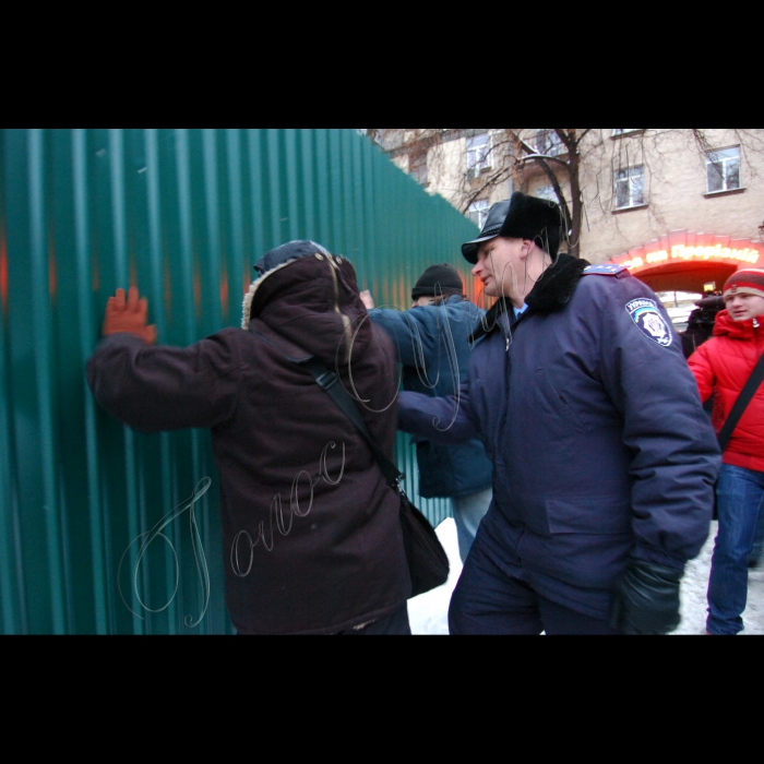 10 лютого 2010 акція мешканців Прорізної проти будівництва на цій вулиці.
Прокуратура Києва опротестувала рішення Київради про передачу в оренду ТОВ 