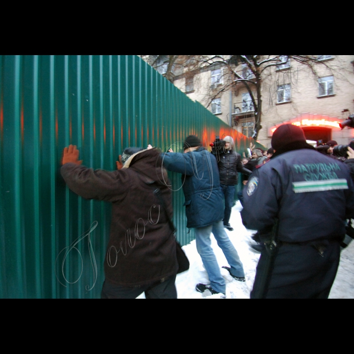 10 лютого 2010 акція мешканців Прорізної проти будівництва на цій вулиці.
Прокуратура Києва опротестувала рішення Київради про передачу в оренду ТОВ 