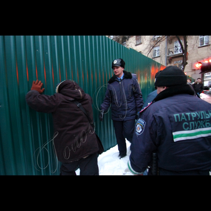 10 лютого 2010 акція мешканців Прорізної проти будівництва на цій вулиці.
Прокуратура Києва опротестувала рішення Київради про передачу в оренду ТОВ 