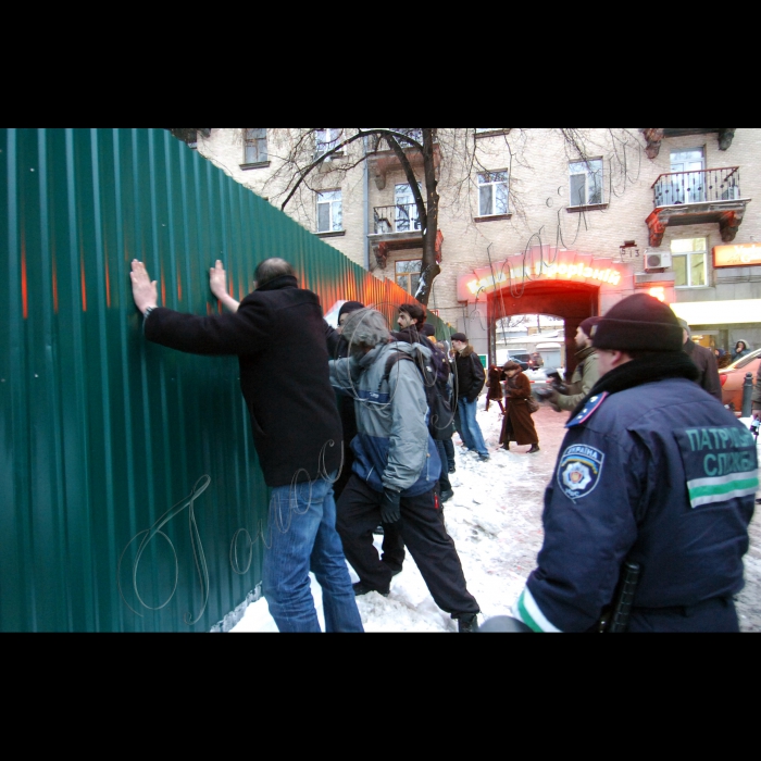 10 лютого 2010 акція мешканців Прорізної проти будівництва на цій вулиці.
Прокуратура Києва опротестувала рішення Київради про передачу в оренду ТОВ 