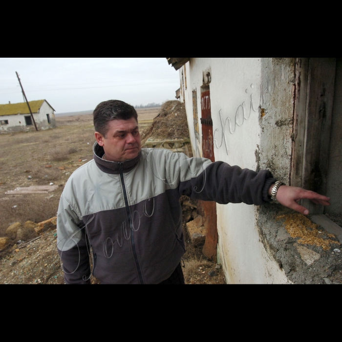 18 лютого 2010 Крим, Сакський район.
Неналежне зберігання хімічних речовин, які використовувалися в сільському господарстві (зокрема пестициди).