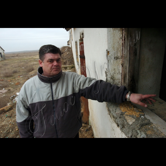 18 лютого 2010 Крим, Сакський район.
Неналежне зберігання хімічних речовин, які використовувалися в сільському господарстві (зокрема пестициди).