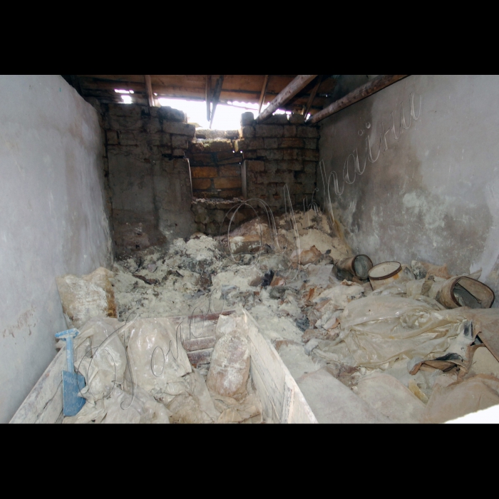 18 лютого 2010 Крим, Сакський район.
Неналежне зберігання хімічних речовин, які використовувалися в сільському господарстві (зокрема пестициди).