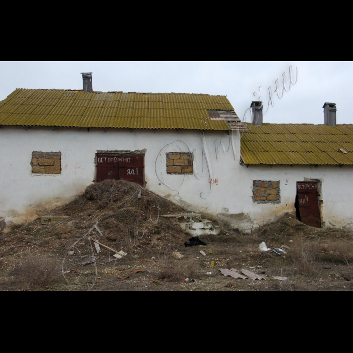 18 лютого 2010 Крим, Сакський район.
Неналежне зберігання хімічних речовин, які використовувалися в сільському господарстві (зокрема пестициди).